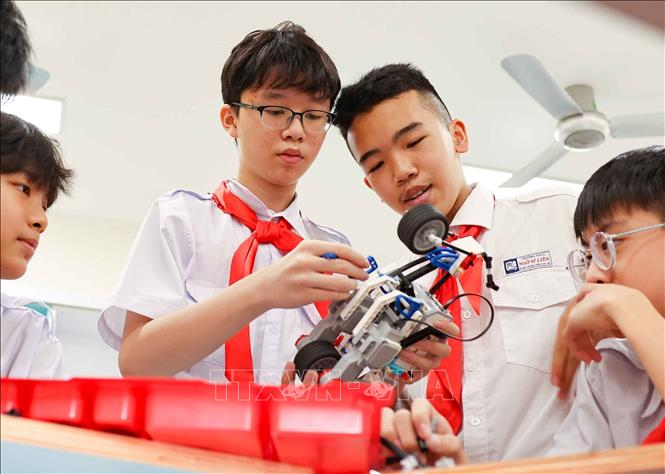 Với chủ đề “Phương tiện di chuyển đi học của học sinh – xe đạp”, học sinh đã tự viết prompt để tạo ra từ 4 đến 6 hình ảnh mô phỏng các bước lắp ghép của một mô hình xe đạp hoàn chỉnh. (Ảnh: Thanh Tùng/TTXVN)